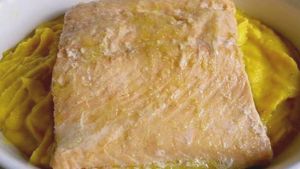 Como hacer Filete de salmón en una sopa de verduras