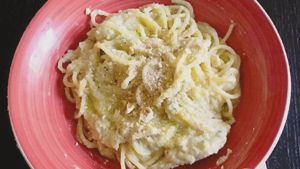Como hacer Espaguetis con crema de coliflor y avellanas
